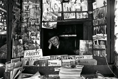 Vivian Maier war eine begeisterte Zeitungsleserin – vielleicht versorgte sie sich an diesem Kiosk, den sie im Jahr 1954 in New York aufnahm. Foto: © 2014 Vivian Maier / Maloof Collection / courtesy Schirmer/Mosel