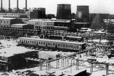 Das undatierte Archivbild zeigt das Konzentrationslager der IG-Farben in Auschwitz-Monowitz – hier wurde das Gas Zyklon B produziert, zahlreiche Zwangsarbeiter starben. Die unheilvolle Verstrickung der IG Farben in das Nazi-Regime ist seit Langem bekannt – aber auch viele deutsche Unternehmerdynastien haben ein „Braunes Erbe“, wie David de Jong beleuchtet.