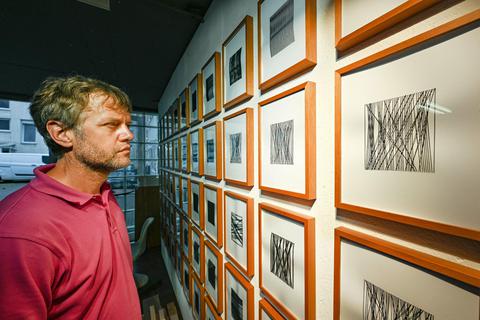 Stefan Mayer-Twiehaus mit seinen Fadenbildern im Darmstädter Atelier „Adelung 33“. Foto: Dirk Zengel