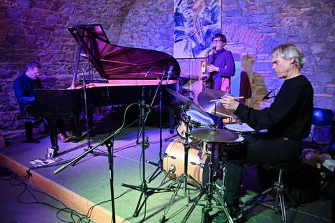 Kommunikatives Dreieck: Die Saxofonistin Silke Eberhard mit Uwe Oberg (links) und Gerry Hemingway beim Konzert im Gewölbekeller des Darmstädter Jazzinstituts. Foto: Dirk Zengel