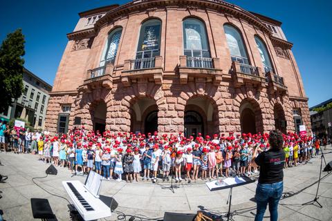 Etwa 240 Mainzer Grundschulkinder begeistern im Rahmen des Projekts „Singen ist klasse“ vor dem Mainzer Staatstheater. Foto: Lukas Görlach