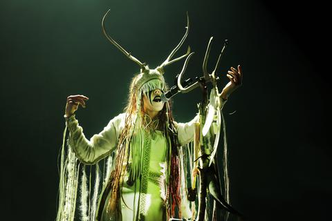Die Gruppe "Heilung", hier beim Konzert in Frankfurt, ist eines der prominentesten Beispiele für den aktuellen Trend des "Dark Folk".