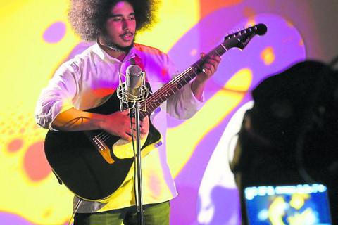Künstlerischer Wandel: Samba Gueye tritt nun als Singer-Songwriter auf. Foto: Christiana Weber