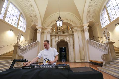 Der DJ aus Ober-Ramstadt bespielte am Montag eine Stunde das Foyer des Landesmuseums. Das Video wird demnächst auf youtube zu sehen sein.  Foto: Guido Schiek / VRM Bild