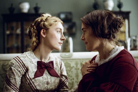 Verpönte Liebe im 19. Jahrhundert: Kate Winslet (rechts) als Mary Anning und Saoirse Ronan als Charlotte Murchison in einer Szene des Films „Ammonite“. Foto: Tobis