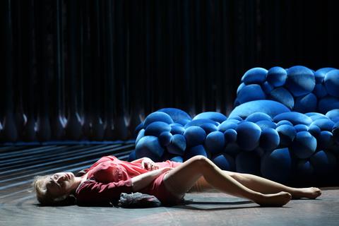 Bianca Andrew als Aurelia in Vito Žurajs Oper "Blühen".