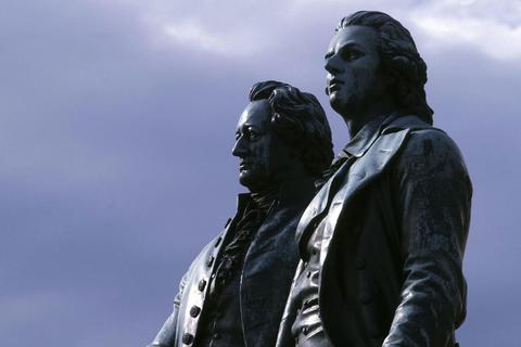 Seit mehr als 150 Jahren stehen sie in Weimar gemeinsam auf dem Denkmalsockel: Goethe und Schiller. Viel haben sie in dieser Zeit gesehen. Was wäre ihr Blick auf das Jahr 2023? Ein fiktives Gespräch zum Jahreswechsel.