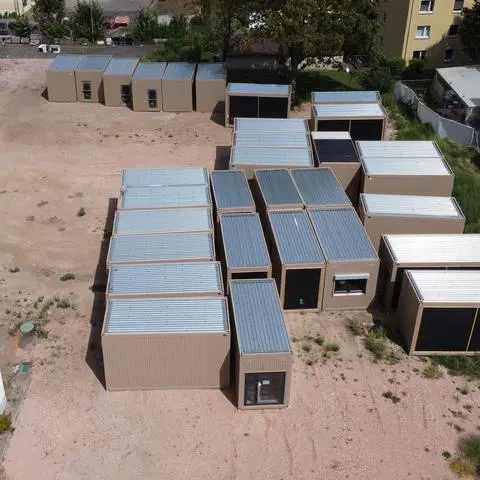 Auf dem früheren Schlachthofgelände sind die Container für die Albert-Schweitzer-Schule zwischengelagert.
