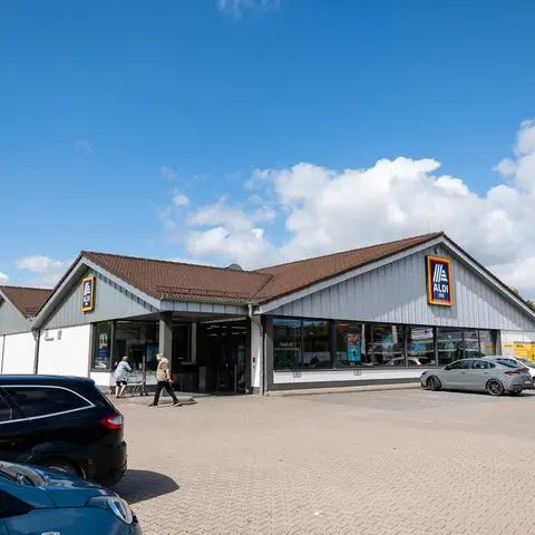 Aldi will seinen Markt in der Schafhäuser Straße erweitern. Der dreigeschossige Neubau soll dann nicht nur den reinen Supermarkt beinhalten, sondern auch 60 Wohnungen und ein Café. Im Stadtrat fiel jetzt die endgültige Entscheidung. 