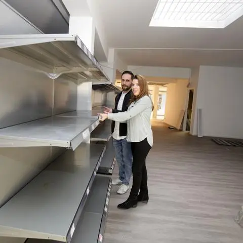 Derzeit richten Tanja und Burhan Ertürk die Verkaufsräume in der Antoniterstraße her, in denen am 2. Mai "Karl'os" öffnen soll.  