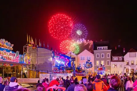 Unser Archivbild zeigt das Feuerwerk beim Alzeyer Winzerfest im September 2024. (Archiv +)