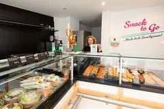 "Mach doch Snackpause" empfiehlt Hatice Belice in ihrem neuen Imbiss am Roßmarkt.