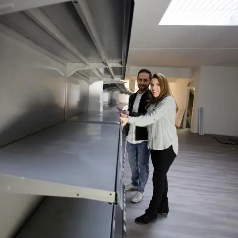 Am 2. Mai ab 12 Uhr wird der Drogeriemarkt "Karl'os" von Tanja und Burhan Ertürk in der Antoniterstraße offiziell eröffnen. Noch sind sie mit Vorbereitungen beschäftigt.