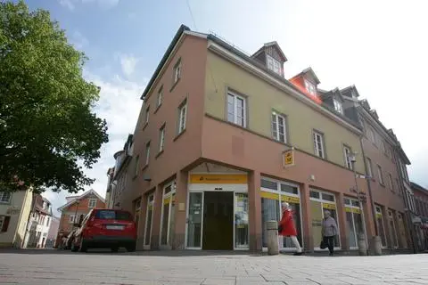 Noch befinden sich Post und Postbank in der Antoniterstraße unter einem Dach. Doch ob beide Filialen erhalten bleiben, ist ungewiss.
