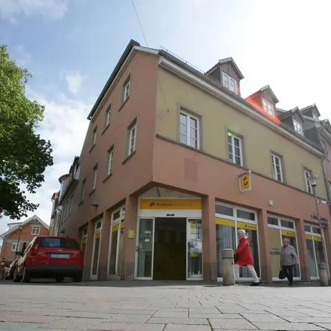 Post und Postbank befinden sich in diesem Gebäude in der Antoniterstraße. Am 7. Oktober hat  es zum letzten Mal geöffnet.