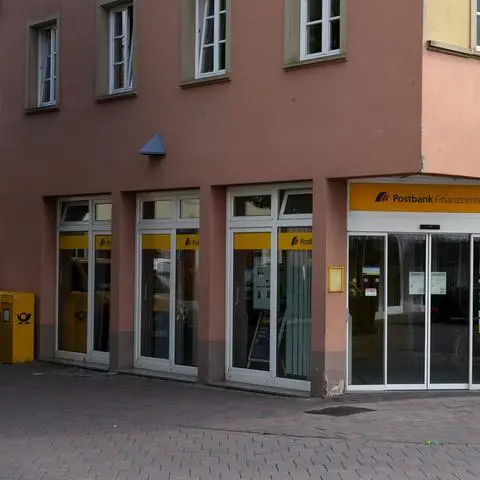 Die Postbank-Filiale befindet sich in der Post-Niederlassung in der Antoniterstraße.