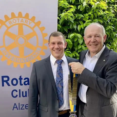 Ämterübergabe beim Rotary Club Alzey: Paul Sulfrian (links) folgt als neuer Präsident auf Prof. Volker Rupertus.