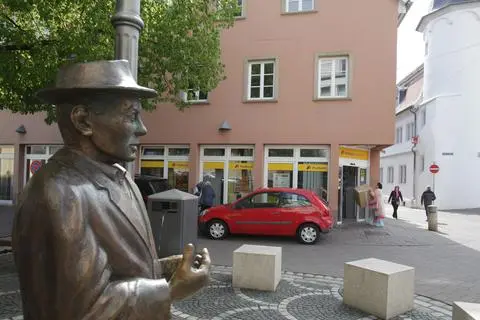 Stark frequentiert, aber ab dem 8. Oktober geschlossen: Die Filialen von Post und Postbank in der Antoniterstraße am Kronenplatz.