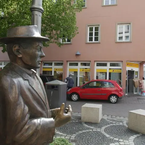 Stark frequentiert, aber ab dem 8. Oktober geschlossen: Die Filialen von Post und Postbank in der Antoniterstraße am Kronenplatz.