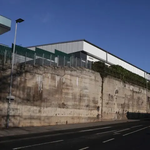 Eine hässliche Wand befindet sich in der Bahnhofstraße unterhalb eines Supermarktes.