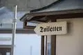 Ortsbeirat und Behindertenbeirat hoffen jetzt auf zügigen Modernisierung der Toilettenanlage. Die ist so historisch, wie dieses Hinweisschild.