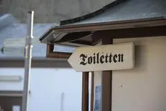 Ortsbeirat und Behindertenbeirat hoffen jetzt auf zügigen Modernisierung der Toilettenanlage. Die ist so historisch, wie dieses Hinweisschild.