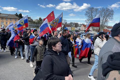 Etliche russische Fahnen wurden bei der Demonstration in Bad Kreuznach geschwenkt.  Foto: Wolfgang Bartels