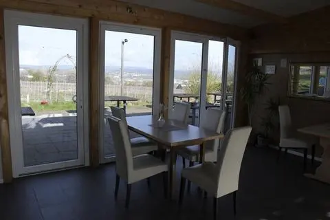 Rosenhof: Gut bürgerliche Küche und  Panoramablick erwarten die Gäste. An Feiertagen wird bereits ab 11 Uhr geöffnet, allerdings liegen für Ostern schon viele Reservierungen vor. Aber auf ein Glas Nahewein vorbeischauen ist sicher drin.