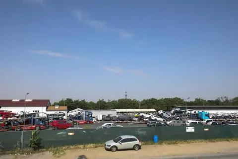 Noch stehen hier Autos, wo ein neues Quartier entstehen soll. Die Stadt hat für das Kuhnwaldt-Gelände hinter der Starkenburg-Kaserne einen Wettbewerb ausgeschrieben.