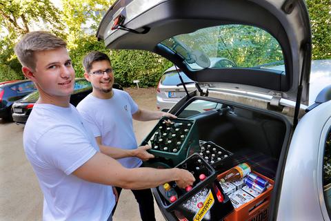 Dominik Kunz (links) und Markus Hadenfeldt (rechts) sind am Wochenende in ganz Darmstadt mit ihren Getränken unterwegs.  Foto: Andreas Kelm 