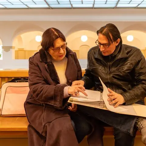 Die Mieter Vera und Christian Seyfarth schauen im Amtsgericht Darmstadt nochmal in die Prozessakten. Am Freitag verhandelte das Amtsgericht erneut darüber, dass Seyfarths Wohnung seit über einem Jahr keine Heizung und kein fließendes Wasser hat.