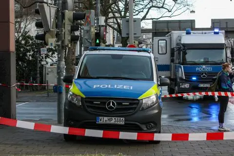 Einsatzfahrzeuge der Polizei am Mathildenplatz in Darmstadt.