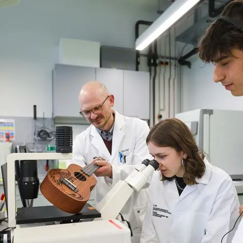 Der HDA-Professor des Jahres Michael Becker (links im Bild) ist hier mit den Studierenden Silja Menger und Leon Vieth humoristisch im Labor. Becker organisierte im Rahmen der Zellbiologie einen Musikwettbewerb, bei dem die beiden Studis KI-Songs zur Zellbiologie komponierten.