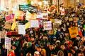 Viele Darmstädter und Menschen aus der Umgebung versammeln sich auf dem Karolinenplatz, um gegen Rechts zu demonstrieren.