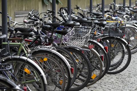Fahrräder sind an einem Fahrrad-Stellplatz abgestellt. Symbolfoto: dpa