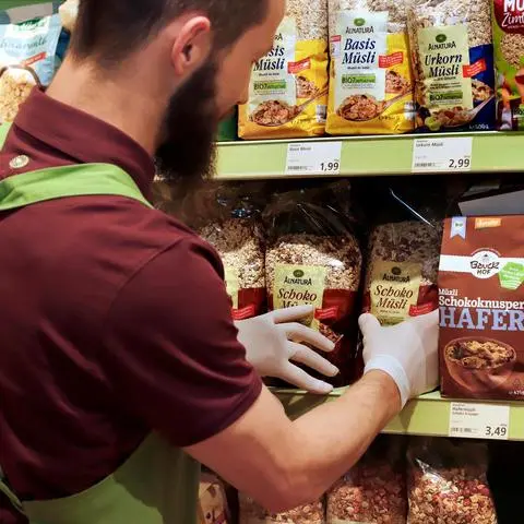 Supermärkte wie der Alnatura-Markt in der Darmstädter Rheinstraße haben in diesen Zeiten einen erhöhten Personalbedarf, um die Regale füllen zu können.