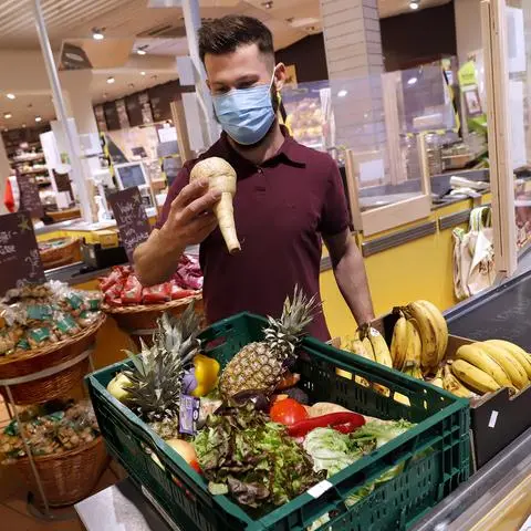 Wolf Ehmig, Leiter der Alnatura- Filiale an der Rheinstraße, packt überschüssiges Obst und Gemüse in die Too ggod to go-Tüten.