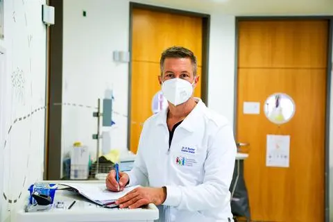 Der Ärztliche Leiter der Kinderkliniken Prinzessin Margaret, Dr. Sebastian Becker, am Rande einer Visite.