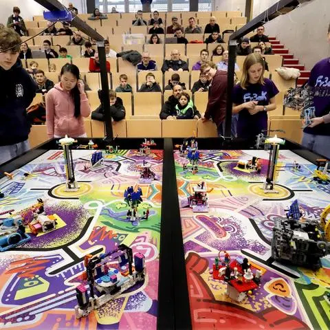 Die „MindLabS“ der Martin-Luther-Schule aus Rimbach und die „Freakbots“ des Friedrich-Dessauer-Gymnasiums aus Aschaffenburg beim Wettkampf in der Vorrunde.