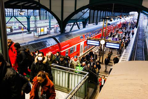 Der Tag 1 ohne Maskenpflicht im Ã–PNV - Fotos aus dem Hauptbahnhof in Darmstadt und vom Luisenplatz am Donnerstag Morgen. Foto: Guido Schiek / VRM Bild