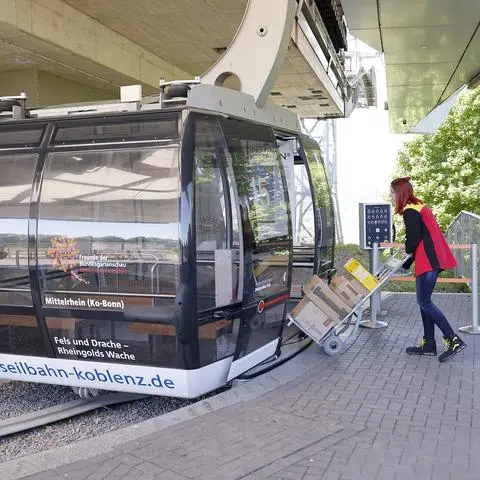 Den Pakettransport per Seilbahn testen die Hochschule Darmstadt, DHL und die Seilbahn Koblenz.