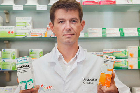 Christian Ude von der Stern-Apotheke erklärt, welche Folgen die Lieferprobleme bei bestimmten Arzneimitteln haben.                 Foto: Andreas Kelm