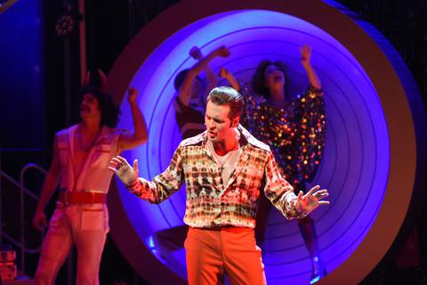 Popstar im Musical: Alexander Klaws in „Saturday Night Fever“.          Foto: Regina Brocke