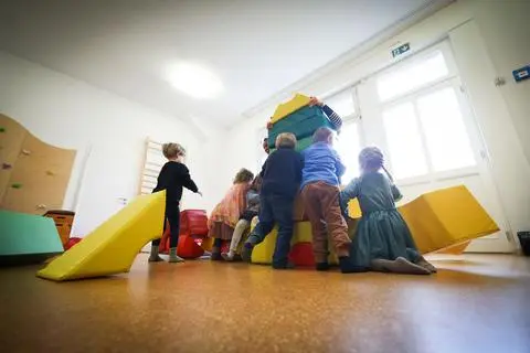 Zu Beginn jeder Gruppenstunde dürfen die Kindergartenkinder eine Mauer umschubsen. Das ist Teil eines Projekts, das die Psychomotorik bei Kindern unterstützen soll. 