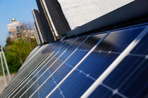 Bei Photovoltaik-Aufdachanlagen sind nun städtische Förderungen bis zu 6000 Euro möglich. Auch für Balkonmodule gibt es Unterstützung.