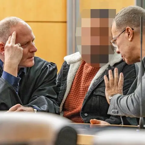 Rechtsanwalt Christian Kunaths Mandant (Mitte) soll am 22. März 2024 mit einem Mitangeklagten einen 29 Jahre alten Syrer in Pfungstadt gezwungen haben, in ein Auto zu steigen. Seit Mittwoch stehen die beiden Männer wegen Geiselnahme vor dem Darmstädter Landgericht.