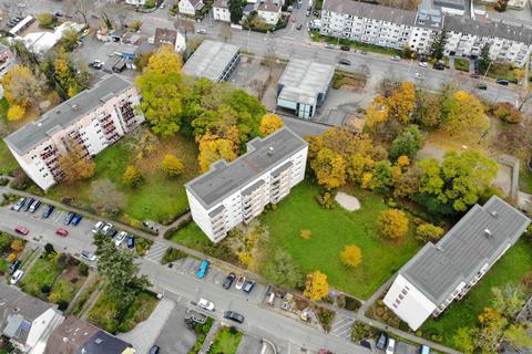 Blick von oben ins luftige Grün: Zwischen den sechs Blöcken an der Heinestraße will Vonovia fünf viergeschossige Riegel bauen. Foto: Torsten Boor 