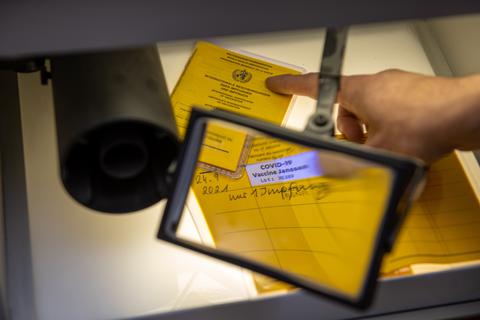 Polizisten prüfen die Echtheit eines Impfpasse. Archivfoto: dpa/Stefan Puchner