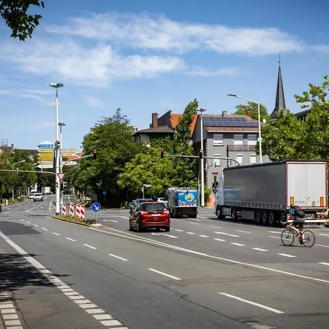 Der Vorstoß des Verkehrsdezernenten zum Umbau der Kreuzung Landgraf-Georg-Straße/Teichhausstraße/Pützerstraße sorgt für Kritik bei den Radverbänden.