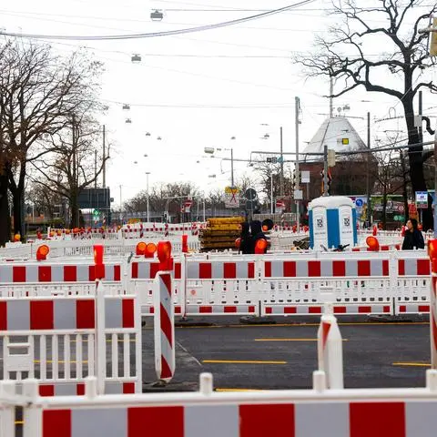 *Neubau Rheinstraßenbrücke: Wird es noch teurer?*  -  Das 110-Millionen-Projekt soll bis 2027 fertig sein - eigentlich. Jetzt kündigt der neue Baudezernent Wandrey an, dass es Änderungen im Ablauf geben wird. Betroffen sind in jedem Fall Bahn- ebenso wie Autofahrer. 